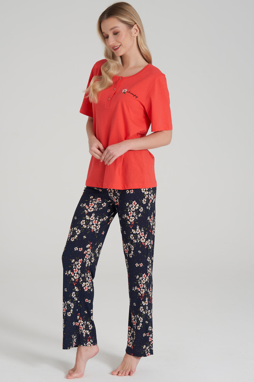 Short sleeve pajama set with daisy embroidery