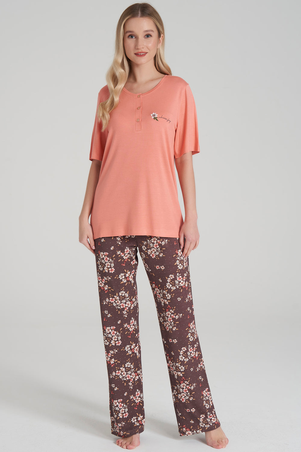 Short sleeve pajama set with daisy embroidery