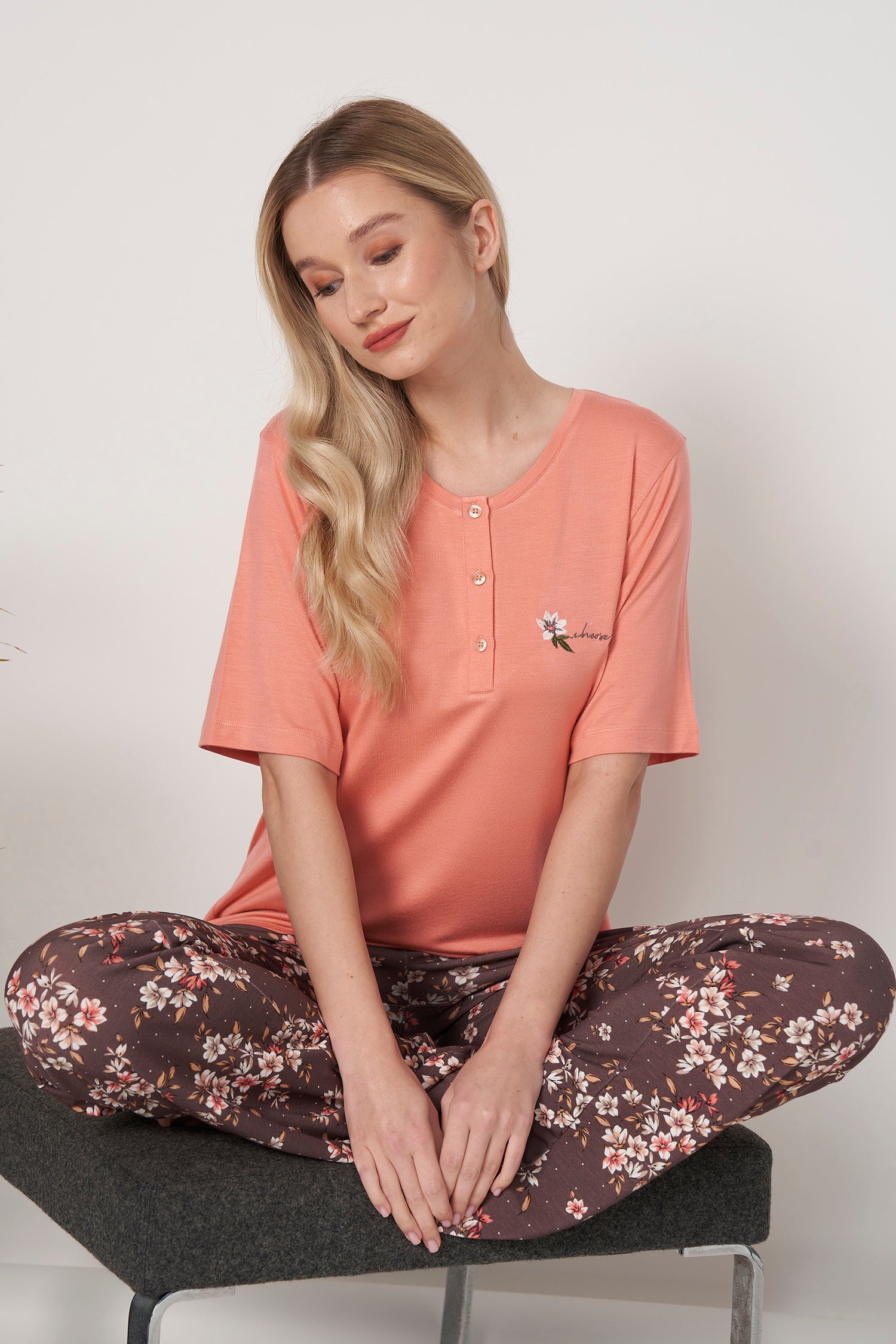 Kurzarm Pyjama-Set mit Gänseblümchen-Stickerei