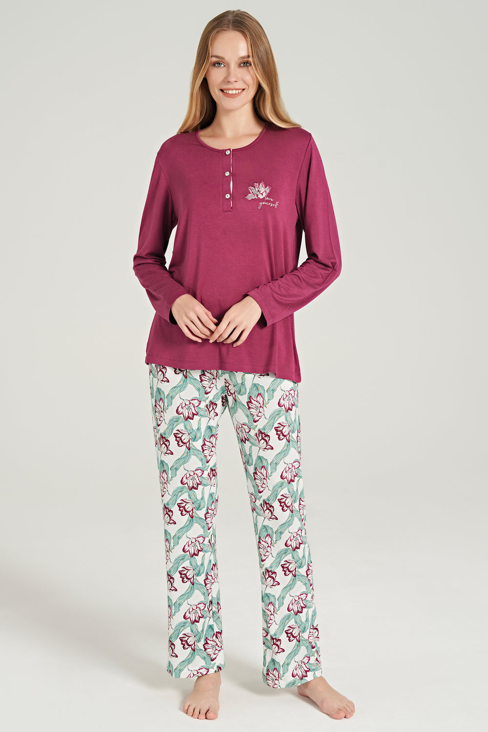 Short sleeve pajama set with daisy embroidery