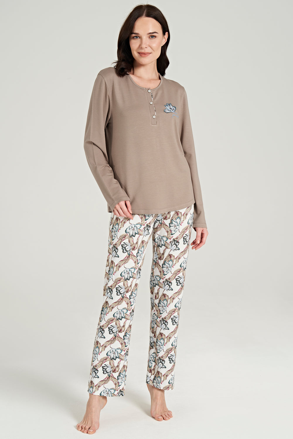 Short sleeve pajama set with daisy embroidery