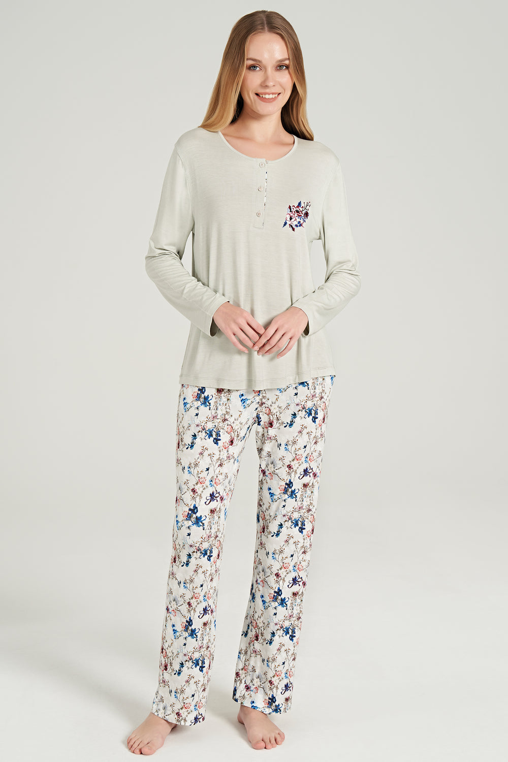 Short sleeve pajama set with daisy embroidery